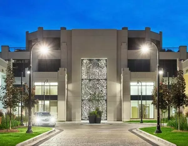 Toronto, ON M5P 2Y3,320 Tweedsmuir AVE #206