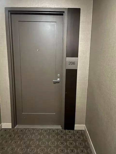 Toronto, ON M5P 2Y3,320 Tweedsmuir AVE #206