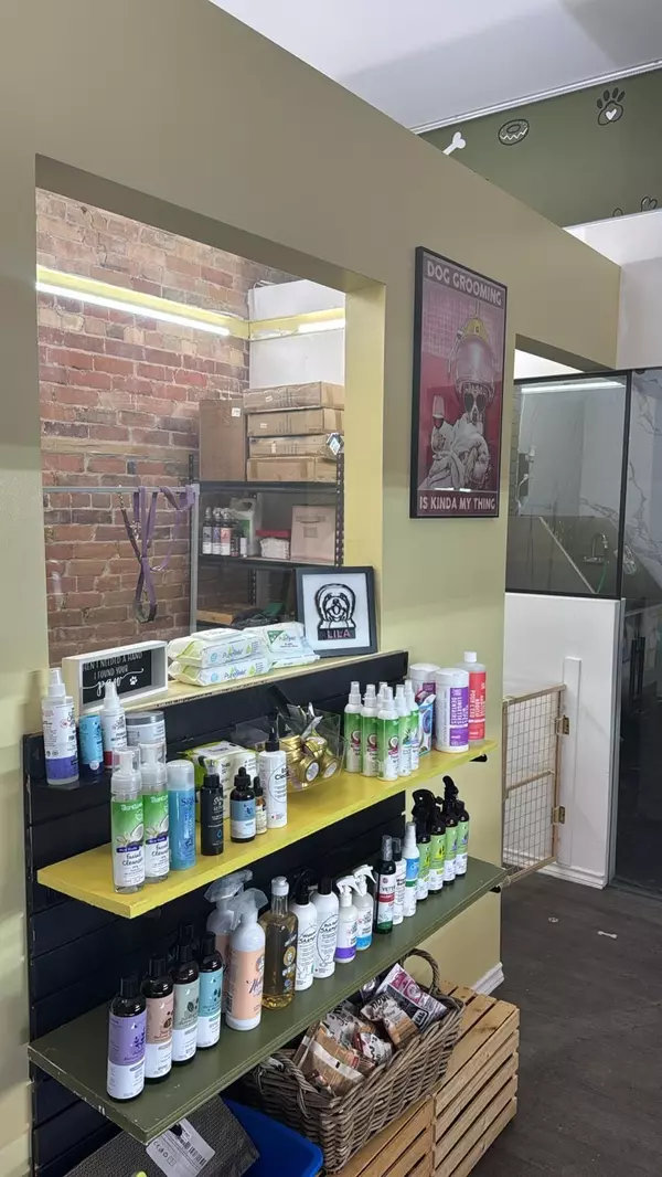 Toronto W02, ON M6P 1Y1,2741 Dundas ST W