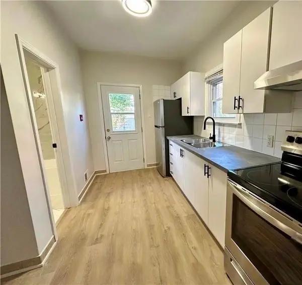 New Edinburgh - Lindenlea, ON K1M 1X6,162 IVY CRES #3