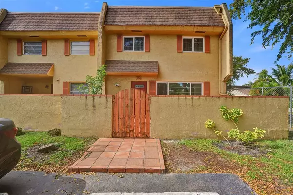 Davie, FL 33317,7175 Nova Dr #108