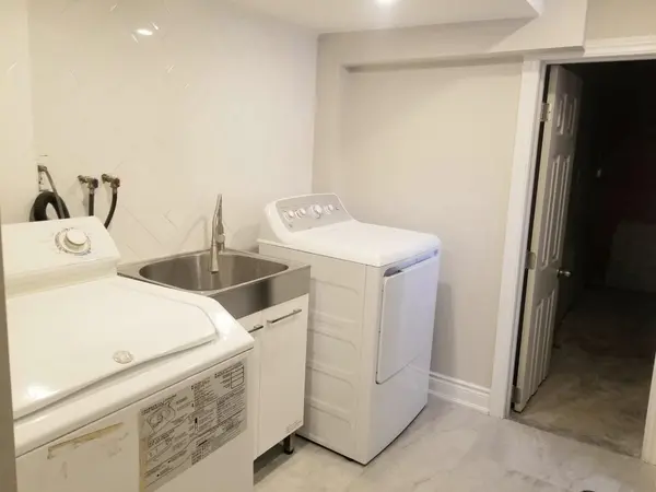 Aurora, ON L4G 2Y7,12 Ottawa CT