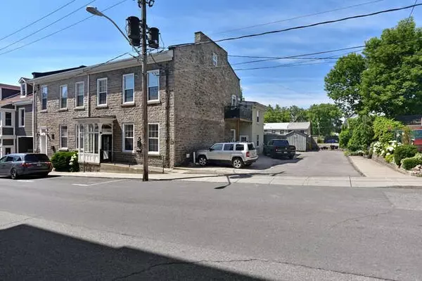 Brockville, ON K6V 4X8,32 APPLE ST