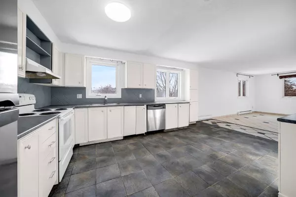 Hunt Club - South Keys And Area, ON K1T 3N3,98 Castlegreen Private