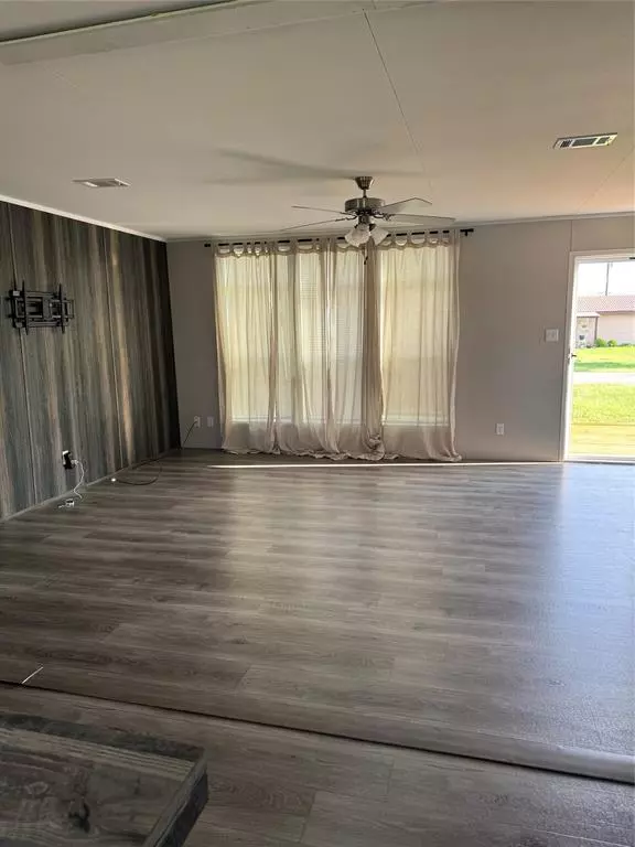 Quanah, TX 79252,1105 W 13th Street