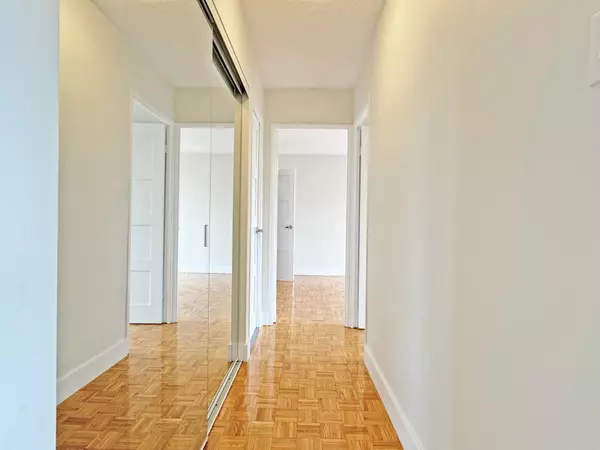 Toronto C01, ON M5S 2H8,666 Spadina AVE #604