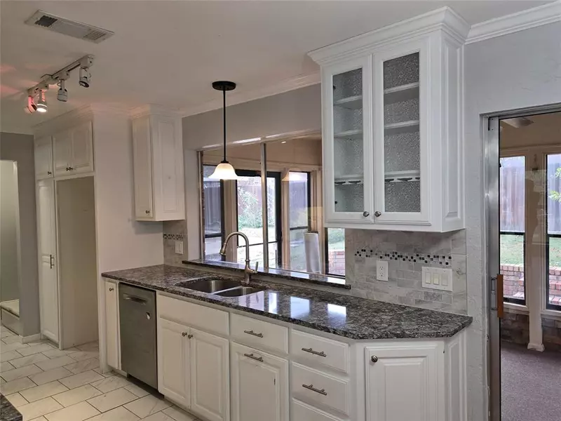 2822 Oak Forest Drive, Grapevine, TX 76051