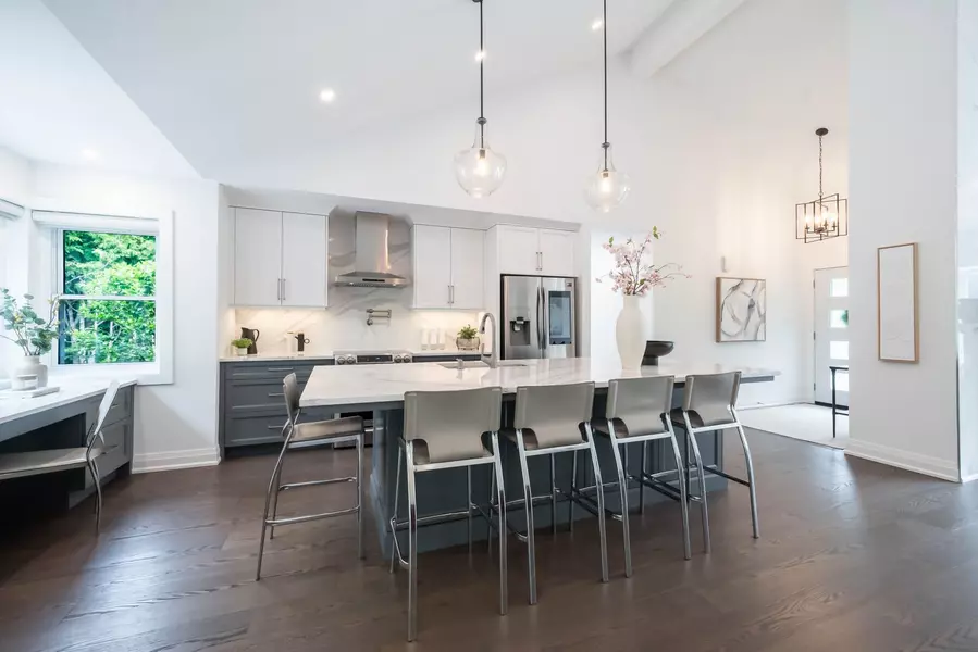 1533 Rometown DR, Mississauga, ON L5E 2T8