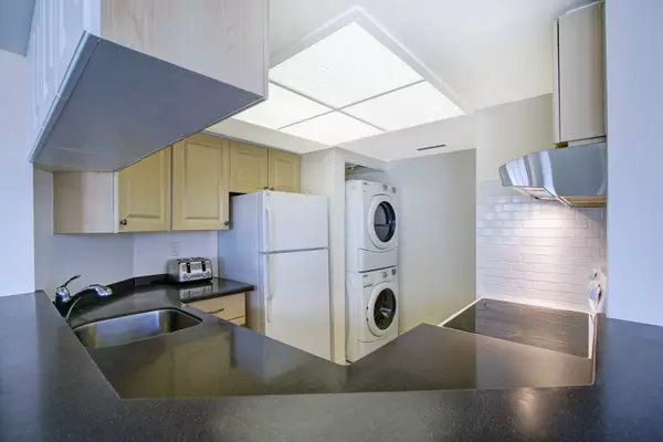 Toronto C01, ON M5S 3A6,1001 Bay ST #2204