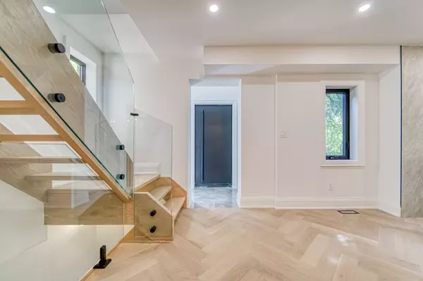 Toronto C03, ON M5P 2M1,16 Duncannon DR