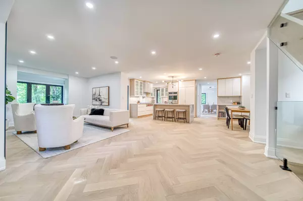 Toronto C03, ON M5P 2M1,16 Duncannon DR