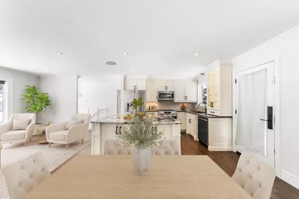 Oakville, ON L6J 5K8,407 Canterbury CRES