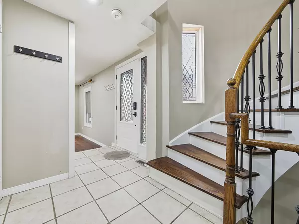 Mississauga, ON L5N 5B5,3067 Ilomar CT #Upper