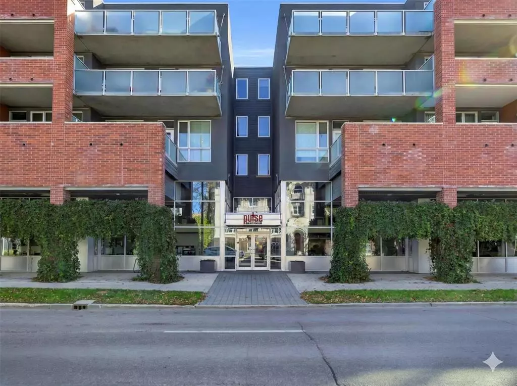 Winnipeg, MB R3L 0C5,374 River AVE