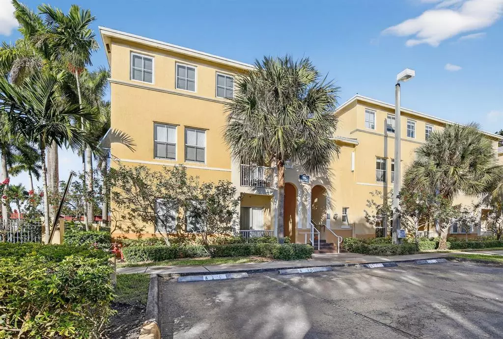 Plantation, FL 33324,100 Jacaranda Country Club Dr #101