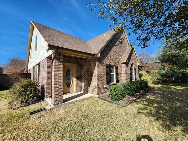 1024 Winscott Road, Benbrook, TX 76126