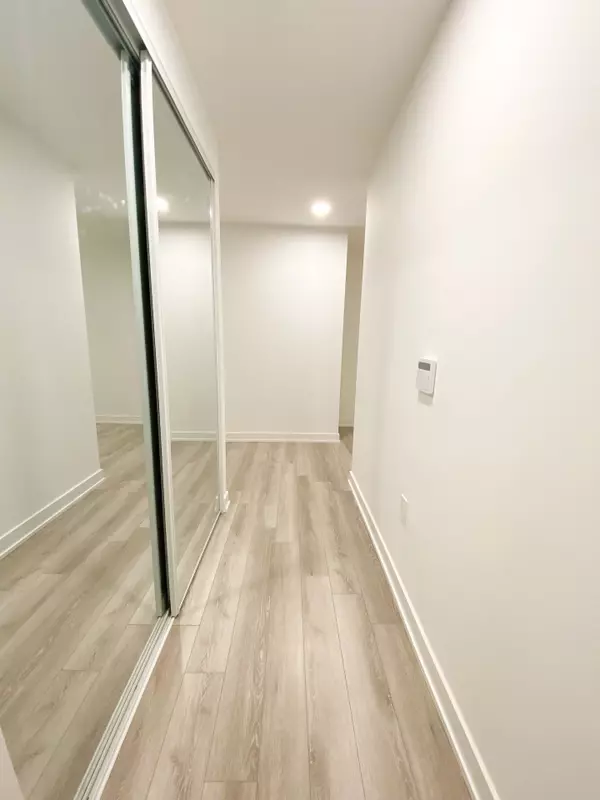 Toronto C01, ON M5T 0E2,238 Simcoe ST #3206