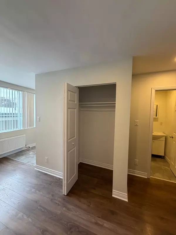 Toronto C03, ON M6C 2M3,180 Vaughan RD #304