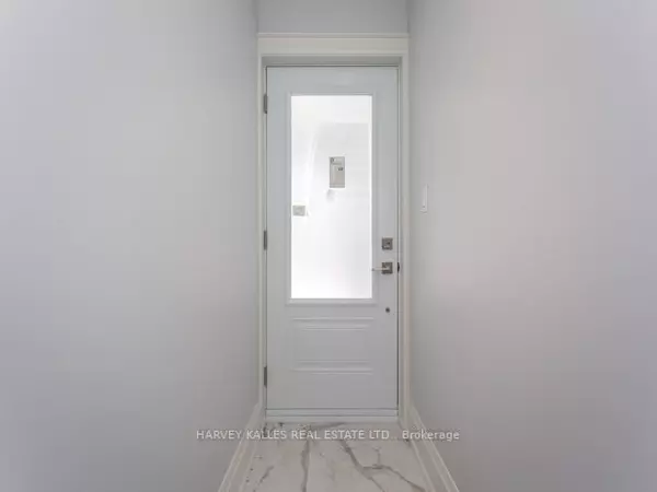 Toronto C03, ON M5P 2K9,987 Avenue RD #Upper