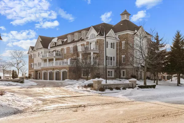 385 Lakebreeze DR #204, Clarington, ON L1B 0A4