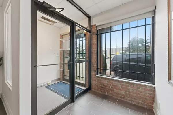 Toronto W10, ON M9W 5T9,40 Claireville DR