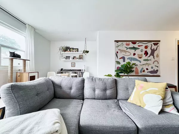 Toronto W01, ON M6R 1B2,1658 Queen ST W #2nd Flr