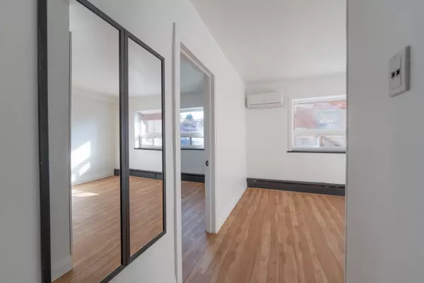 Hamilton, ON L8L 5E5,122 Victoria AVE N #8