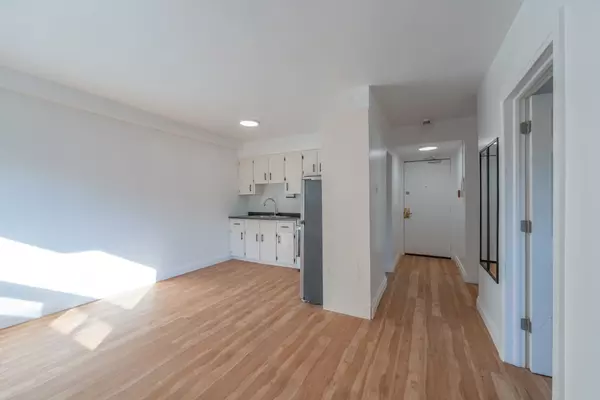 Hamilton, ON L8L 5E5,122 Victoria AVE N #8