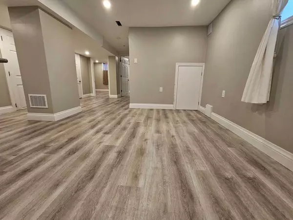 Hamilton, ON L9A 4S8,320 East 19th ST #Lower