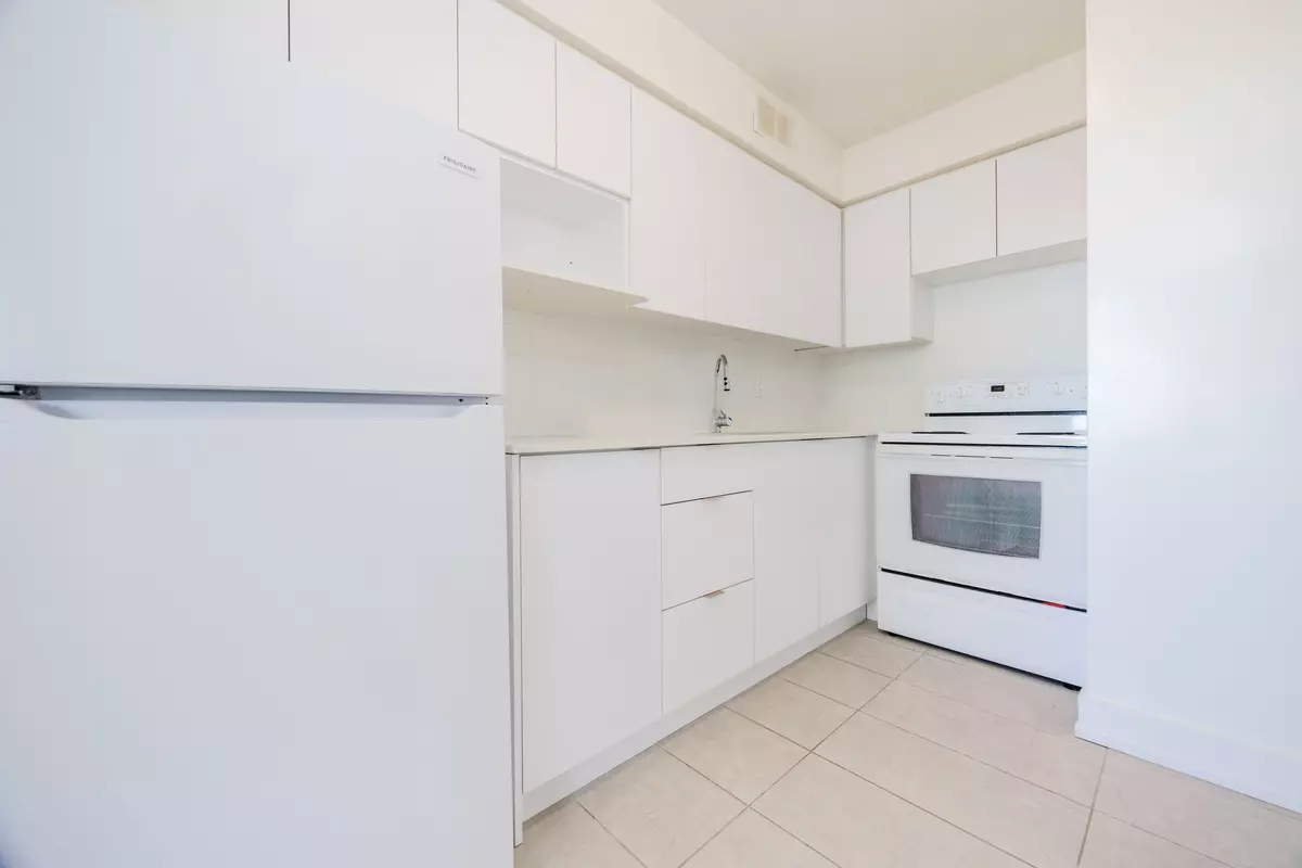 Toronto C10, ON M4P 1Y6,33 Erskine AVE #711