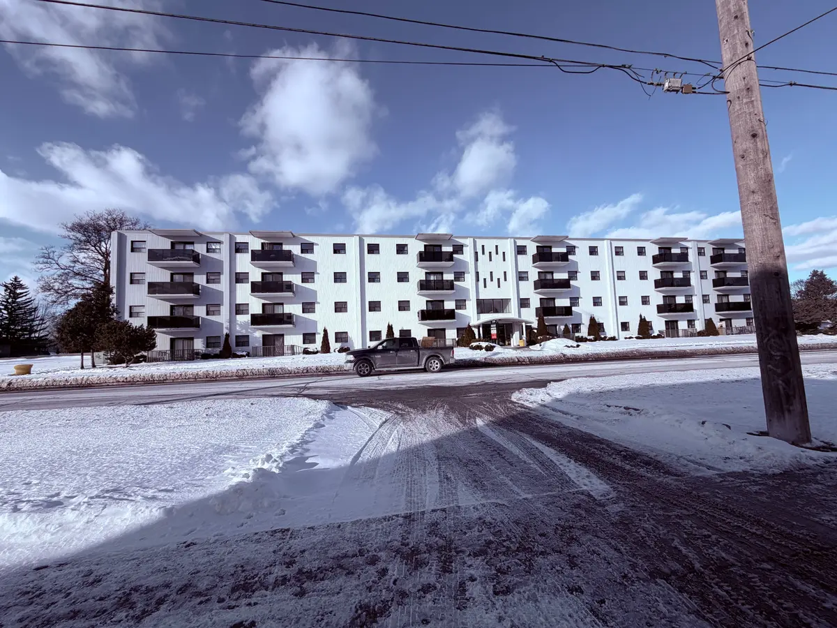 Oshawa, ON L1J 1Z2,330 Gibb ST #111