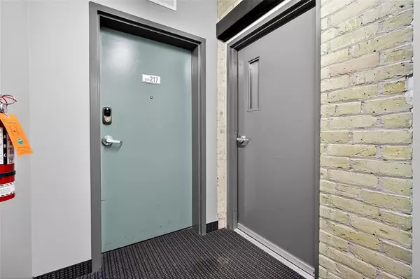 Winnipeg, MB R3B 0P5,139 Market AVE