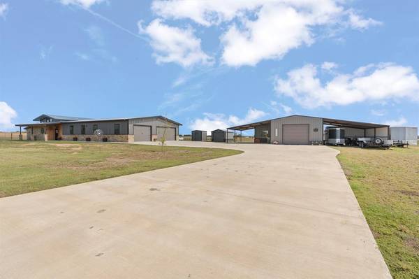 208 Private Road 107, Blum, TX 76627