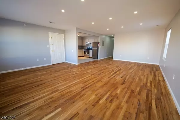 Newark City, NJ 07107,40 11Th Ave W #2