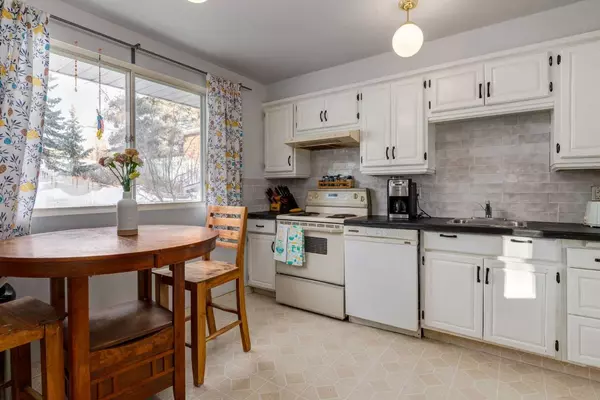 Calgary, AB T2K 4N2,744 Hunterston CRES NW