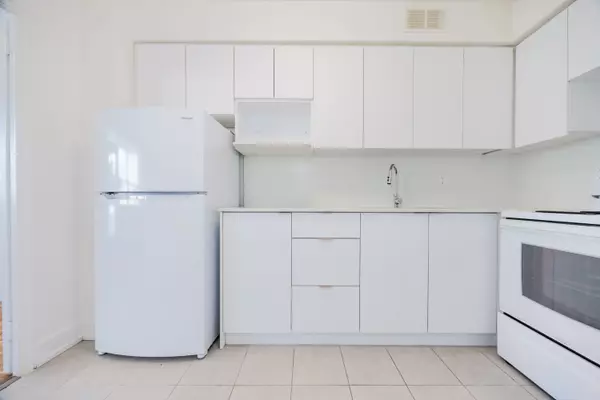 Toronto C10, ON M4P 1Y6,33 Erskine AVE #711