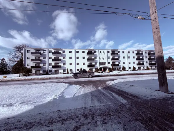 330 Gibb ST #111, Oshawa, ON L1J 1Z2