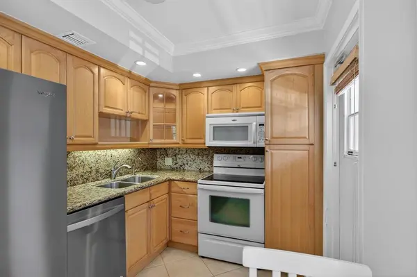 Pompano Beach, FL 33069,2801 N Palm Aire Dr #203