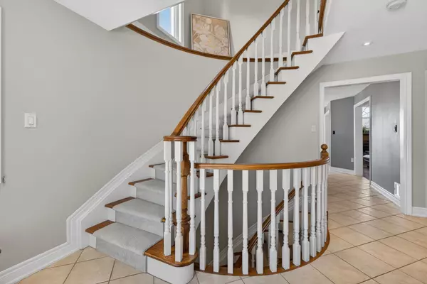 Bradford West Gwillimbury, ON L3Z 3E3,75 Smith ST