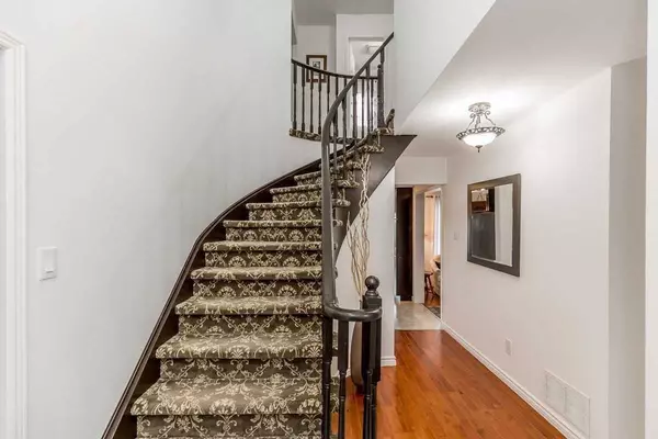 Barrie, ON L4N 7H2,39 Mcmillan CRES #Upper