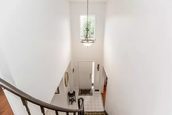 Barrie, ON L4N 7H2,39 Mcmillan CRES #Upper