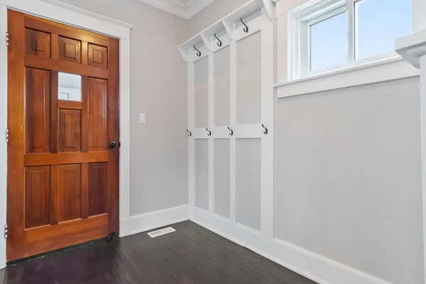 Lincoln, ON L0R 1B6,4297 East AVE #1