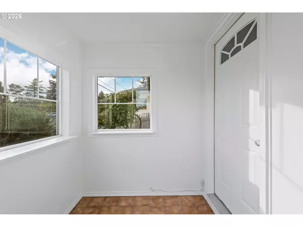 Coos Bay, OR 97420,1326 LAKESHORE DR