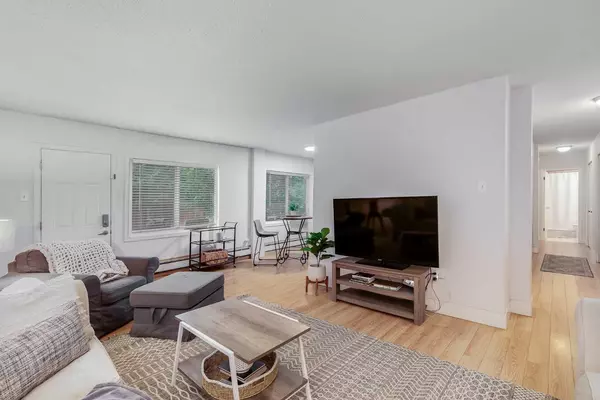 Calgary, AB T2L 2A8,3208 19 ST NW #6