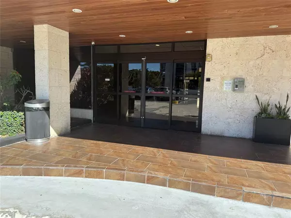 Miami, FL 33180,3375 N Country Club Dr #1005