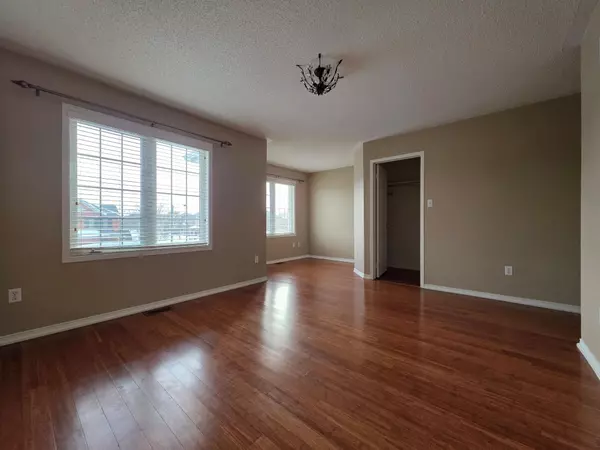 Aurora, ON L4G 7V3,54 Mcnally WAY