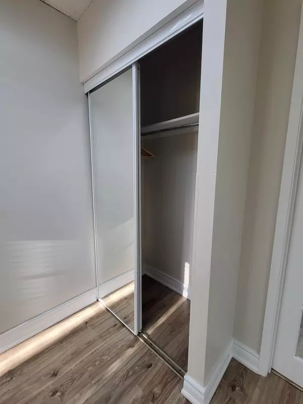 Oakville, ON L6J 7L4,2896 South Sheridan WAY #103