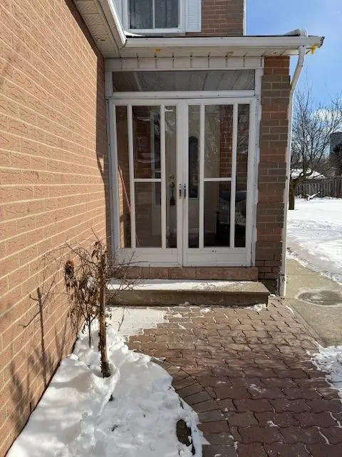 Mississauga, ON L5R 1X7,406 Hillbury DR