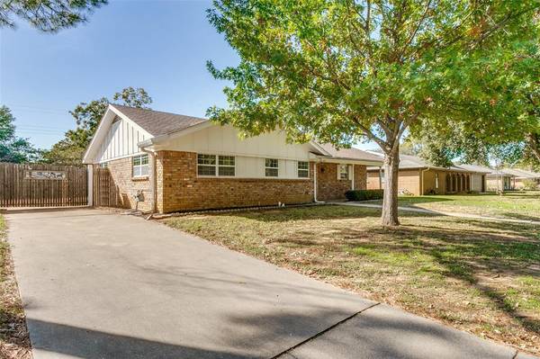 Hurst, TX 76054,425 W Pleasantview Drive
