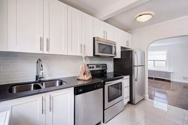 Toronto E06, ON M1N 1A2,2402 Queen ST E #12